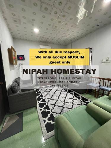 巴力文打Nipah Homestay Parit Buntar的客厅配有沙发和墙上的标志