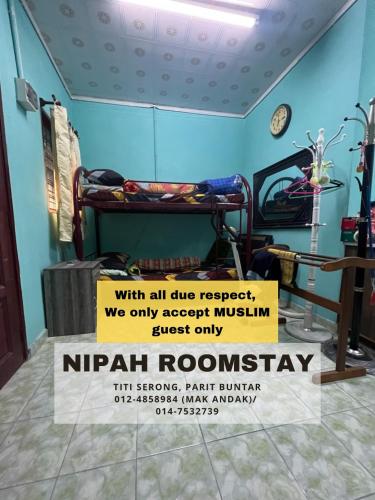 巴力文打NIPAH ROOMSTAY PARIT BUNTAR的一间医院房间,上面有读尼罗特罗特罗特罗炎的标志