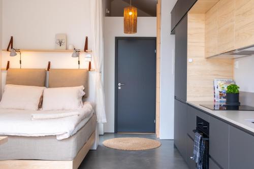 KullavikMalevik Tiny House的带沙发和门的小客厅