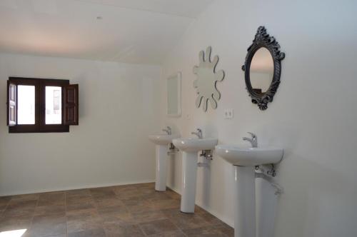 蓬特拉雷纳Albergue Gares的浴室设有两个盥洗盆和墙上的镜子