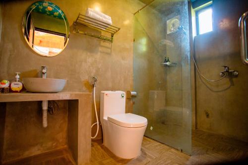 峰牙Sườn Đồi Bungalow Homestay的浴室配有卫生间、盥洗盆和淋浴。