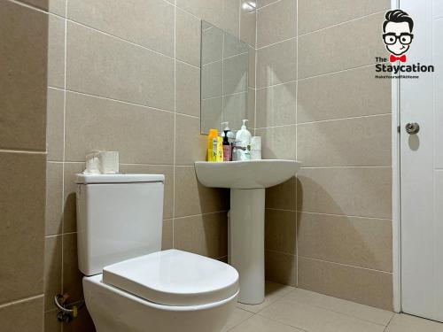 古晋Staycation Homestay 14 P Residence kuching condo的一间带卫生间和水槽的浴室