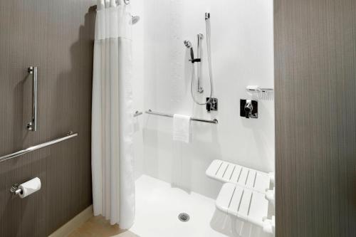休斯顿休斯顿洲际机场万怡酒店 的带淋浴和卫生间的白色浴室