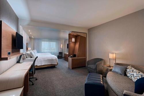 舒格兰休斯顿舒格兰/普安特湖万怡酒店的酒店客房,配有床和沙发