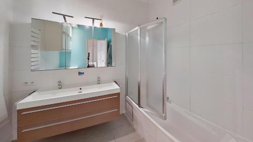 埃德海姆nice and cosy apartment的一间带水槽、淋浴和镜子的浴室