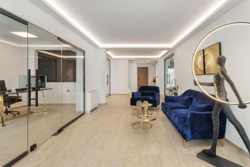 约阿尼纳Cens Platinum Luxury Suites的客厅配有蓝色椅子和镜子