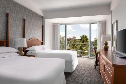檀香山喜来登凯拉尼公主酒店的酒店客房设有两张床和一个阳台。