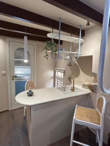 干尼亚Artemide city places _Leon tiny suite的厨房配有白色的柜台和水槽