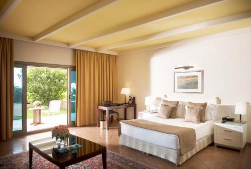 贝鲁特贝鲁特皇家度假村的酒店客房配有一张床铺和一张桌子。