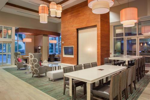 奥兰多奥兰多市中心原住客栈的用餐室设有桌椅和窗户。