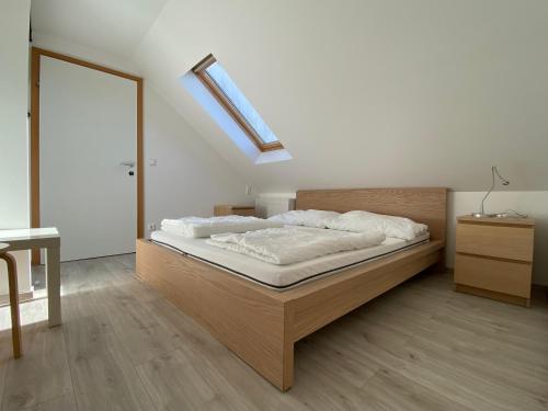 拉斯特Storchencamp Gästehaus Rust的一间卧室配有一张床和天窗