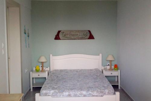 阿林达ALTHEA HOUSES的卧室配有白色的床和2个床头柜