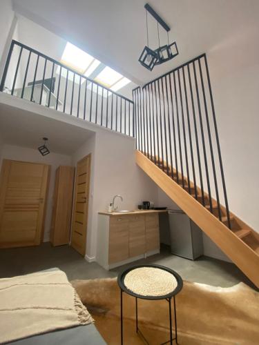 斯洛莫夫采维日奈Noclegi u Wojtka的一间卧室设有楼梯、桌子和凳子