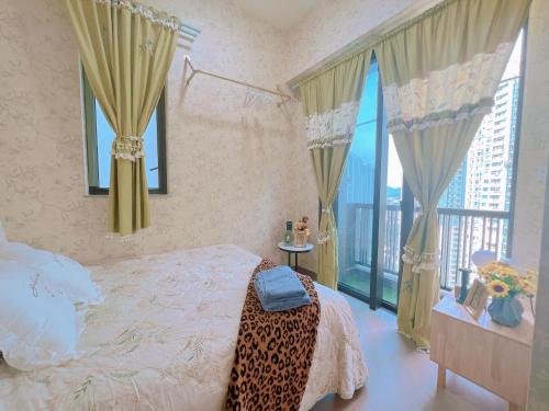 香港香港欧式装修豪华三室一厅的一间卧室配有一张床,阳台配有窗户
