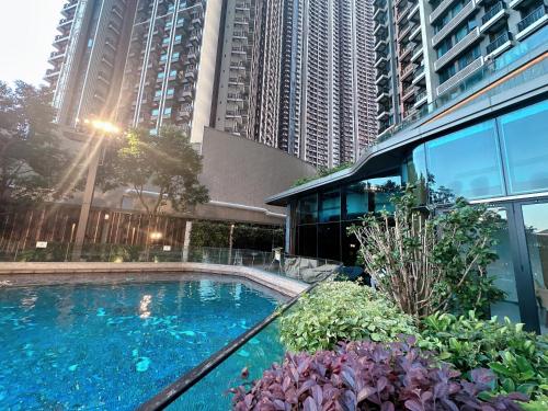 香港香港欧式装修豪华三室一厅的一座高楼前的游泳池