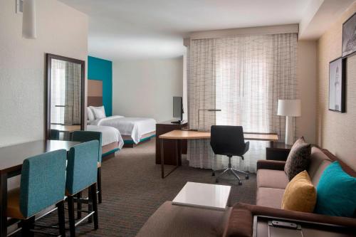 河头镇纽约长岛东区原住客栈 的酒店客房设有床和客厅。