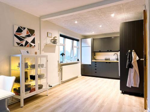 克拉克斯维克Cozy apartment in Klaksvík的厨房配有黑色橱柜和台面