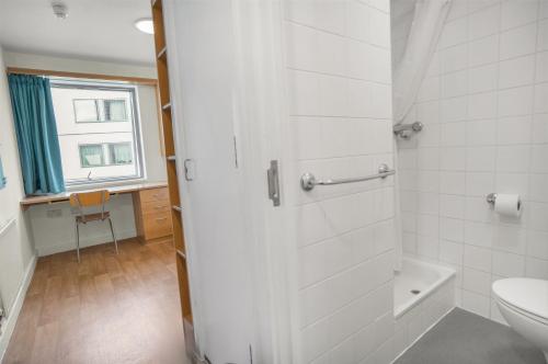 伦敦Friendship House (Southwark)的白色的浴室设有卫生间和水槽。