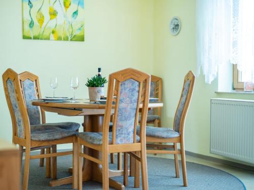 迪蒂斯豪森Holiday Home Rheingau by Interhome的餐桌、四把椅子和木桌