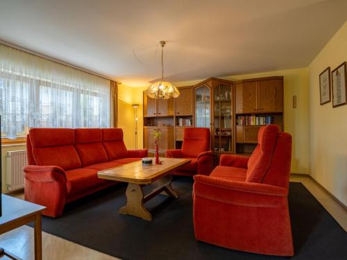 迪蒂斯豪森Holiday Home Rheingau by Interhome的客厅配有红色家具和桌椅