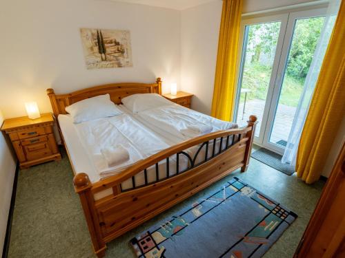 迪蒂斯豪森Holiday Home Romeo by Interhome的一间卧室设有一张大型木床和一个窗户。
