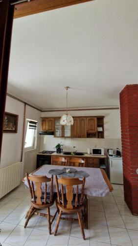卡斯特尔·斯塔费力克Dobrić的一间厨房,里面配有桌椅