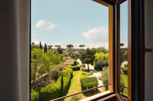 佛罗伦萨贝坦尼亚别墅酒店的从花园的窗户可欣赏到风景
