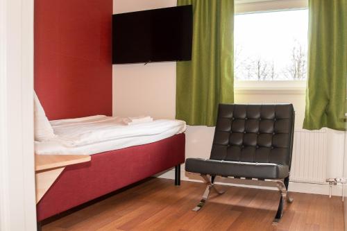 延雪平延雪平早安酒店的客房设有一张床、椅子和一张书桌
