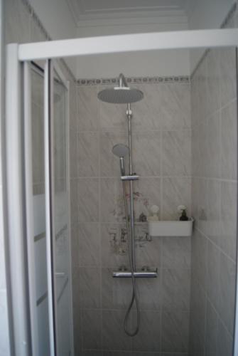 代雷堡3 L's STAY的浴室内配有淋浴和头顶淋浴