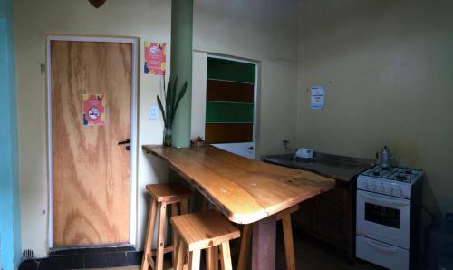 乌拉圭河畔康塞普西翁Hostal - Sueños del Rio的厨房配有木制台面和炉灶。