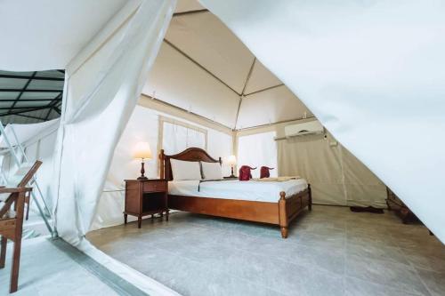 Ban Cha-omCountry Cafe & Camping的帐篷内一间卧室,配有一张床
