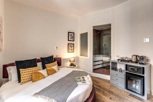 罗马Telier Tomacelli的一间卧室配有一张床和一个壁炉