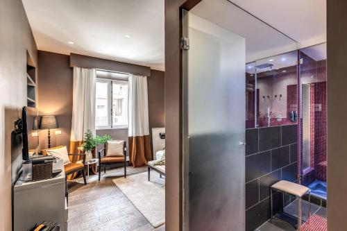罗马Telier Tomacelli的带淋浴的浴室和客厅。