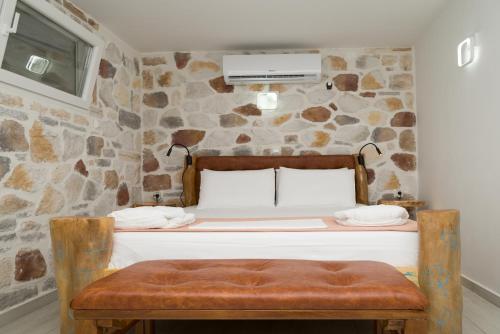 耶罗里明casa cabinari MANH的石墙房间内的一张床位