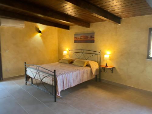 圣乔瓦尼镇THE DREAM的卧室配有一张床,卧室配有两盏灯