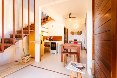 普雷亚Chalet du Kite的一间设有楼梯、桌子和厨房的房间