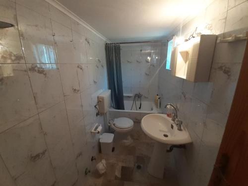 Glyfada FokidasGlyfada's Family Apartment的白色的浴室设有水槽和卫生间。