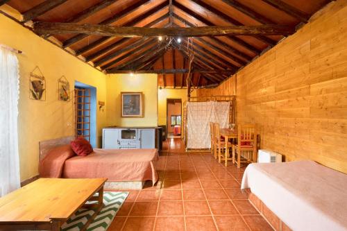 圣克鲁斯-德特内里费Casa Azul del Roque Negro的一间设有两张床和一张桌子的房间