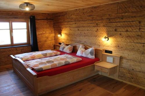 AkamsPanoramahof Monika Kennerknecht的小木屋内一间卧室,配有两张床
