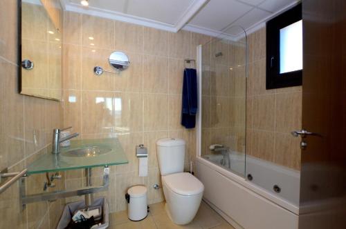 坎帕斯蒂利亚Apartamento delante del mar的浴室配有卫生间、盥洗盆和浴缸。