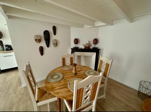 克莱蒙费朗C La reserve - St ROSE Ethnique的一间带木桌和椅子的用餐室