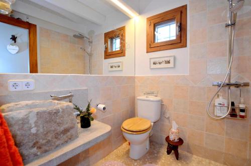 科斯提克斯Casa con piscina en bonito entorno Mia的一间带卫生间和淋浴的浴室