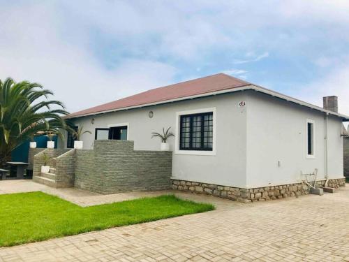 3 Bedroom, 3 Bathroom, Close to the Beach & Town
