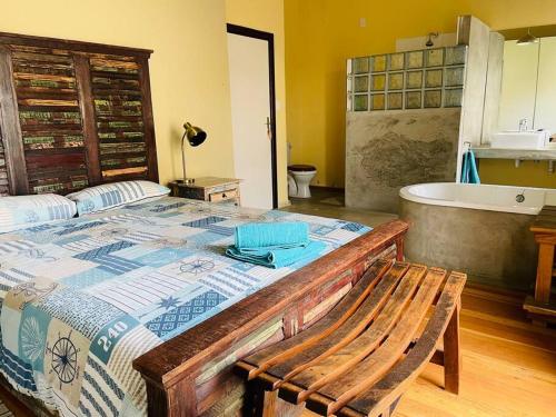 斯瓦科普蒙德3 Bedroom, 3 Bathroom, Close to the Beach & Town的一间带浴缸的卧室和一张带长凳的床