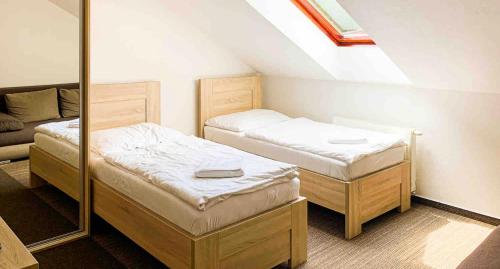 科希策Jahodná的小房间设有两张床和镜子