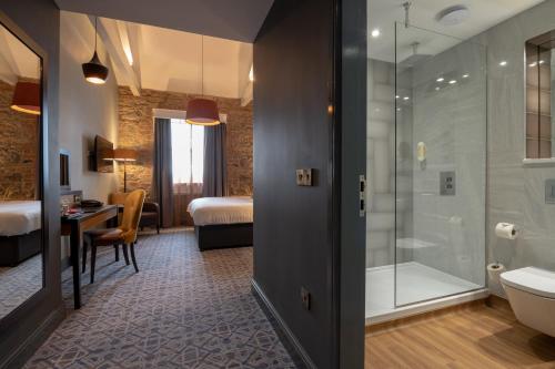 索兹The Old Borough Hotel - Wetherspoon的酒店客房设有带淋浴的浴室。