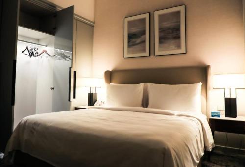 富查伊拉Address Resort Apartments Fujairah - 2 bedroom apartment的一间卧室配有一张大床和两盏灯