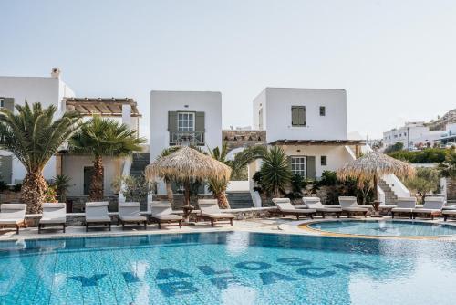 伊奥斯乔拉伊奥斯伊亚罗斯酒店的享有游泳池的景色,设有椅子和游泳池