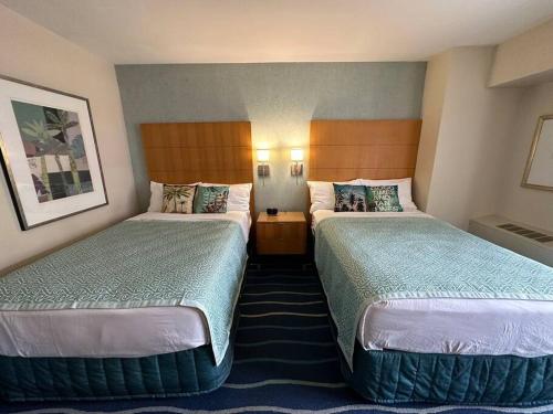 檀香山~Four-star serviced apartment的一间酒店客房,房间内设有两张床