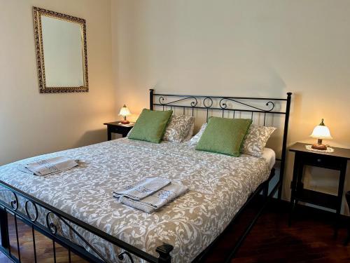 佩萨罗l'Amaca的一间卧室配有一张床,上面有两条毛巾